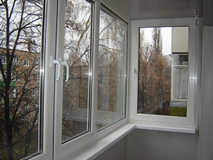 Остекление балкона пластиковыми окнами