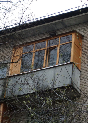 Остекление и отделка балкона деревом